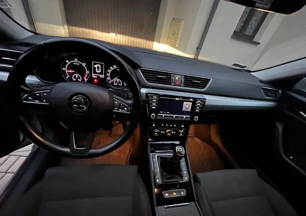 Skoda Superb cena 59000 przebieg: 236000, rok produkcji 2017 z Łęczna małe 121